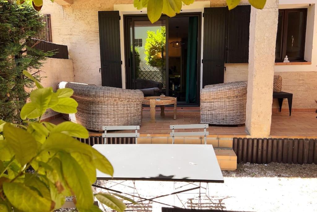 Cocoon'Isle - Jardinet- Jacuzzi Appartamento LʼIsle-sur-la-Sorgue Esterno foto